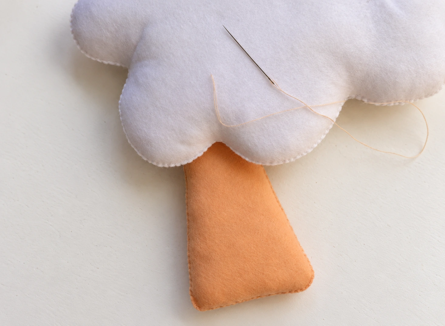 The joint needle passing through the sheep body to the opposite side