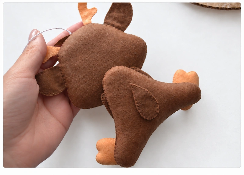 Brown felt tail glued to the back of the fawn’s body