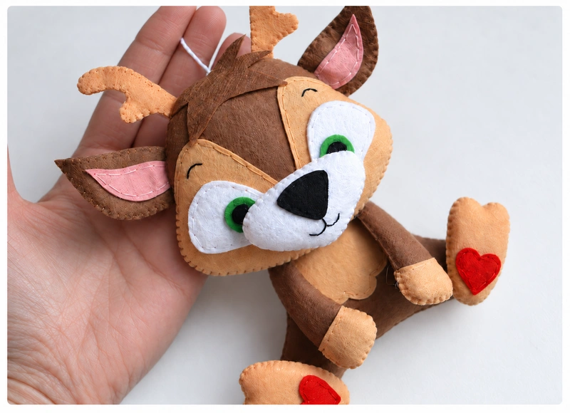 Green felt eyes with black pupils attached to the white eye patches